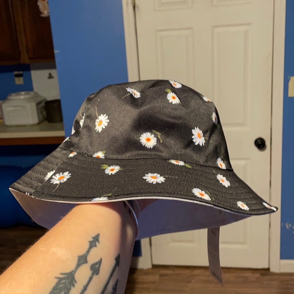 NWT Alice & Olivia reversible bucket hat